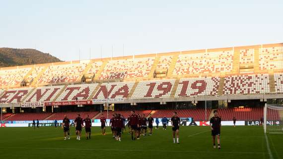 Salernitana, a Lecce big match per la Serie A. I tifosi caricano la squadra fuori dal 'Mary Rosy'