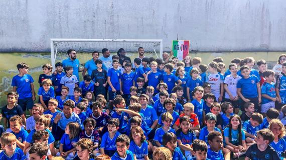Giocatori del Napoli in visita alla scuola calcio dei loro figli
