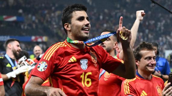 Rodri dal palco del Pallone d'Oro: "Meritava anche Carvajal. Un premio per i centrocampisti"