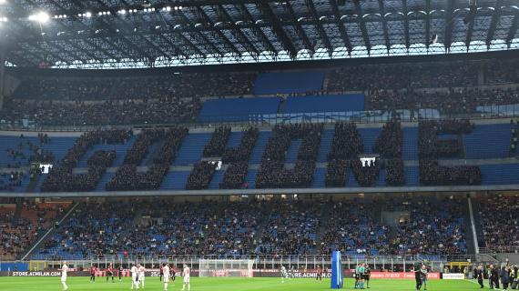 Milan, la Curva si dispone lungo il settore per creare la scritta "Go Home": le immagini