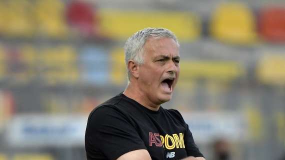 Mourinho sul modulo della Roma: "Possibile anche la difesa a 3, serve cultura tattica"