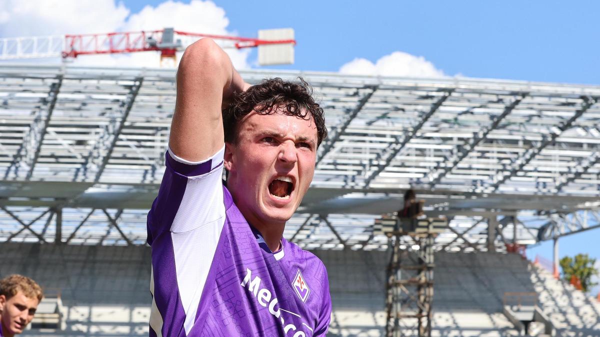 Corre, segna, esulta di rabbia davanti ad Allegri: locura Jimenez al primo gol con la Fiorentina