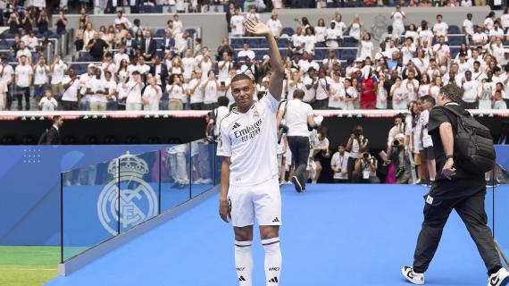 Mbappé calcia palloni in tribuna: un tifoso esulta come per un gol