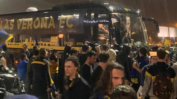 Il Verona è salvo! Tripudio di tifosi all'aeroporto nella notte al ritorno della squadra: le immagini