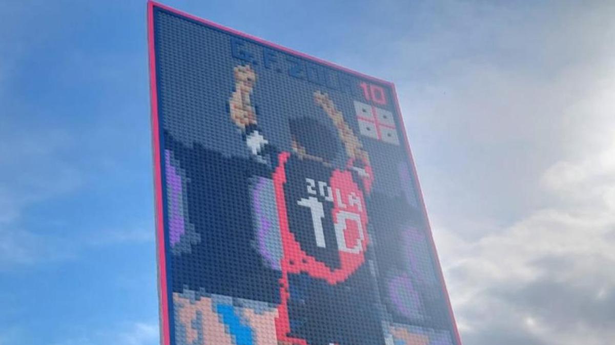 Cagliari, Gianfranco Zola ritratto in un mosaico di mattoncini di Lego
