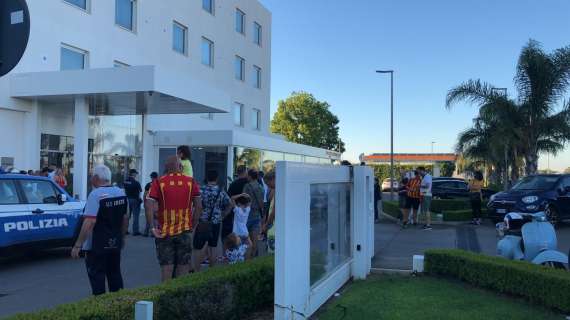 VIDEO - Lecce, tifosi fuori l'albergo per incitare la squadra in vista della sfida di stasera
