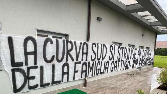 TMW - Milan, striscione della Sud per Gattuso: "Ci uniamo al dolore. Rip Francesca"