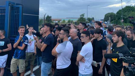 VIDEO - Inter, cresce l'attesa per il ritorno di Lukaku: un centinaio di tifosi accorsi a Linate