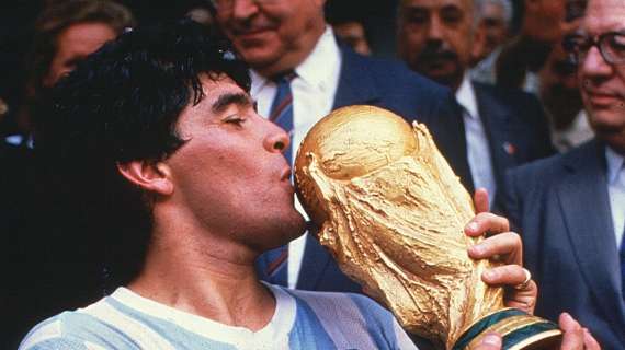 Napoli, su Twitter il ricordo di Diego Armando Maradona: "1960 - ∞"