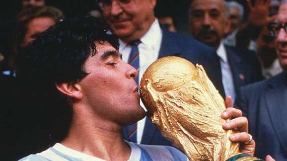 Addio Maradona. Roger Taylor lo ricorda postando la foto del concerto dei Queen in Argentina