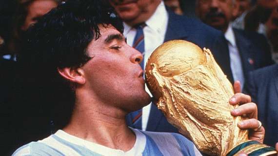 Addio Maradona, raduni spontanei alla Bombonera e a Rosario per ricordare il Diez