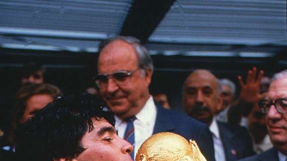 Addio Maradona, l'ex stella del basket Magic Johnson: "Il mondo ha perso uno dei più grandi"