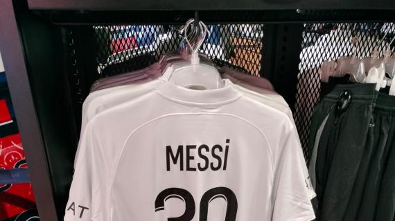 A Parigi nello store del PSG. Dove vendono ancora le maglie di Messi e Mbappè