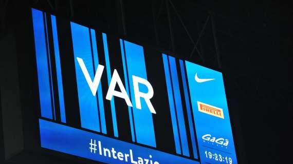 Il VAR di Inter-Barça vede il rigore per la Roma. Sport: "Scandalo, è come quello di Dumfries!"