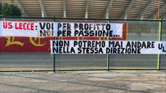 Lecce, striscione degli ultras: "Voi per profitto noi per passione. Mai nella stessa direzione"
