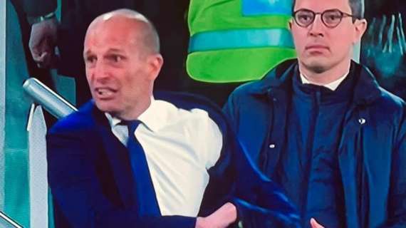 Allegri infuriato per la ripetizione del rigore: il tecnico della Juve ha lanciato la giacca