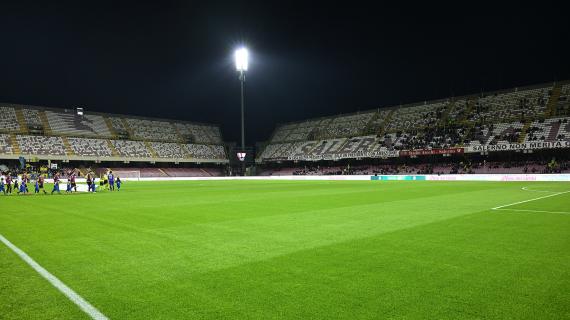 Salernitana, vittoria nel deserto. Cori e striscioni contro la società, minimo stagionale all'Arechi