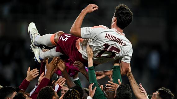 La Roma vince a Torino. A fine gara la festa dei calciatori a Hummels per il suo addio al calcio