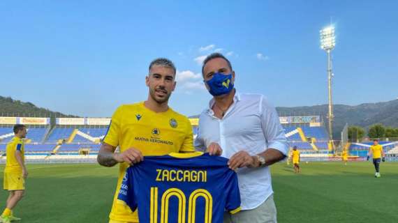 Hellas Verona, 100 presenze in gialloblù per Zaccagni: il giocatore premiato da Setti