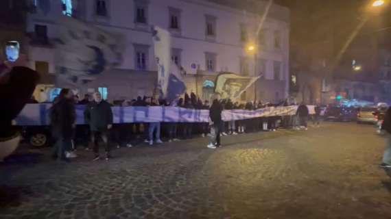 TMW - Domani c'è l'Inter: i tifosi del Napoli caricano la squadra fuori dall'albergo. Le immagini
