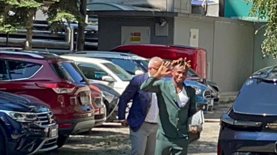 TMW - Milan, Chukwueze arrivato alla Clinica La Madonnina: cori e incitamenti dei tifosi