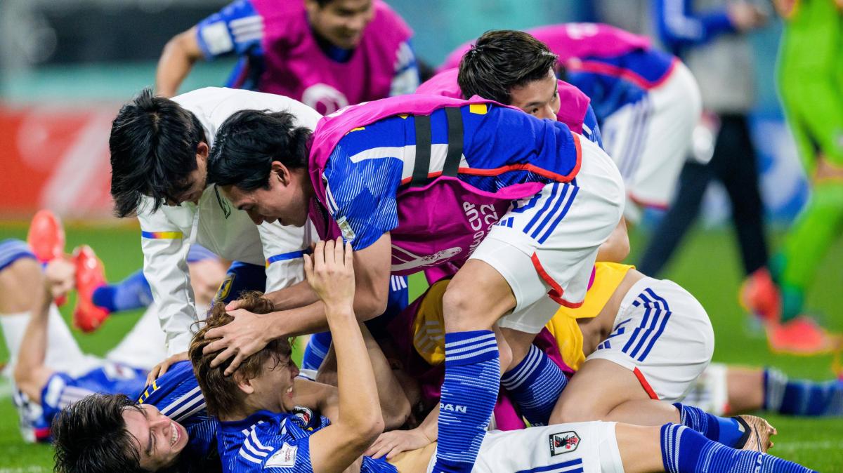 Tutta l'emozione di Moriyasu: il CT del Giappone in lacrime all'inno del Mondiale