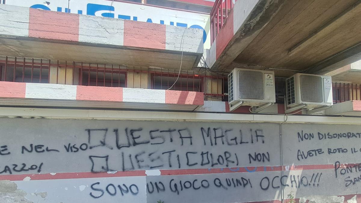 "Questa maglia non è un gioco, occhio": i tifosi del Pontedera contestano la proprietà. È crisi