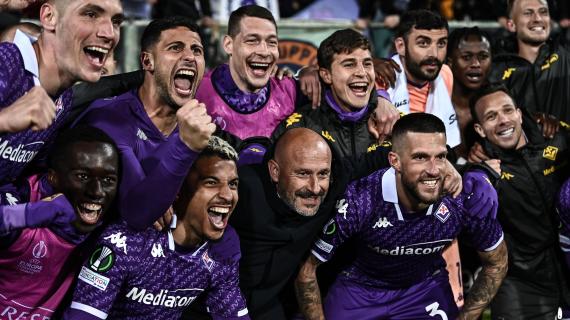 Italiano on fire durante Fiorentina-Plzen: il bacio all'inviata come Prandelli e l'abbraccio finale