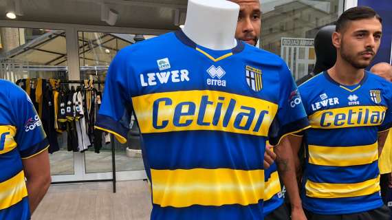 FOTO - Parma, presentata la seconda maglia: gialloblù stile "anni '90"