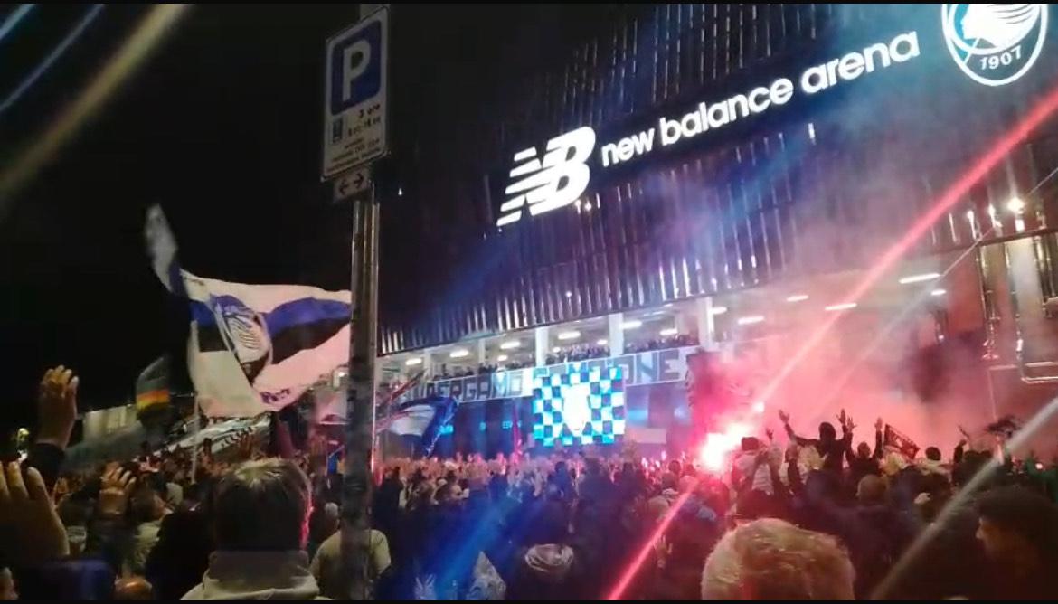 Atalanta, iniziata fuori dallo stadio la festa per i 118 anni. Bellini e Caniggia tra i più acclamati