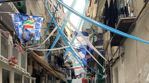 Festa Napoli: grande scudetto tricolore nel quartiere di Totò