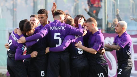 La Fiorentina si allena prima della Conference: Colpani assiste alla seduta con il tutore