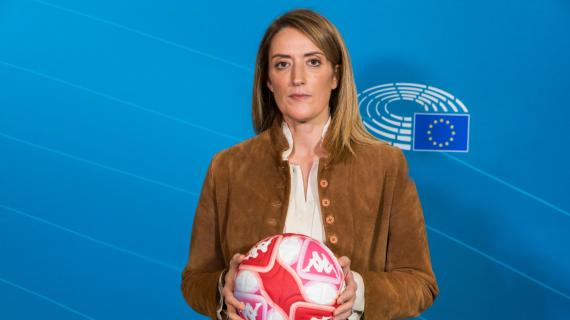 Pallone rosso contro la violenza sulle donne, Roberta Metsola: "Bene la Lega Serie B"