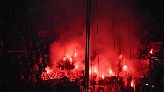 Benfica-Barcellona sospesa per due minuti: fumogeni e petardi dai tifosi portoghesi