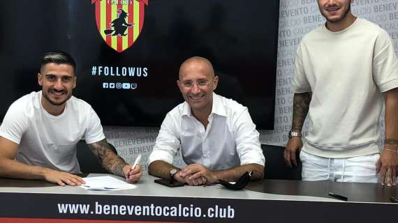 Fotonotizia - La firma del centrocampista Acampora con il Benevento
