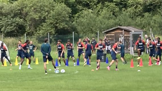 Genoa, finito l'allenamento mattutino a Moena: tattica ma tanti sorrisi al "Benatti"