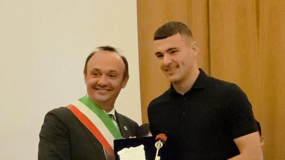 Napoli, Buongiorno riceve le chiavi della città di Cardito: "Sono fiero delle mie origini"