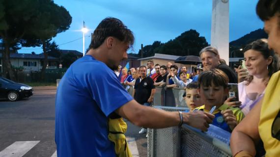 La Carrarese in Serie B: tra i tifosi in festa e i calciatori intenti a firmare autografi