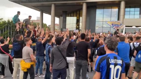 TMW - Inter, tanti tifosi fuori dall'hotel in attesa della squadra: il video con i cori