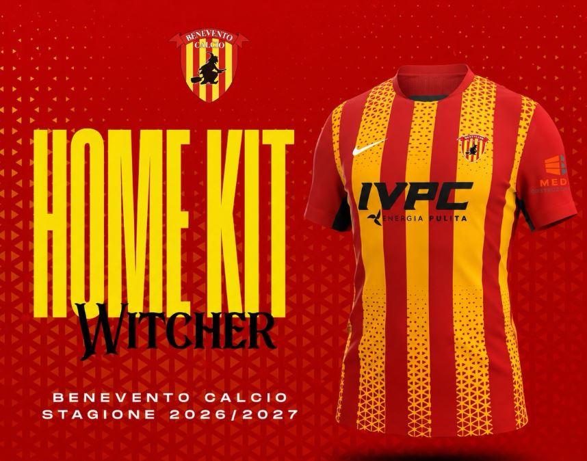 Il Benevento presenta la nuova maglia: tema particolare per le strisce gialle