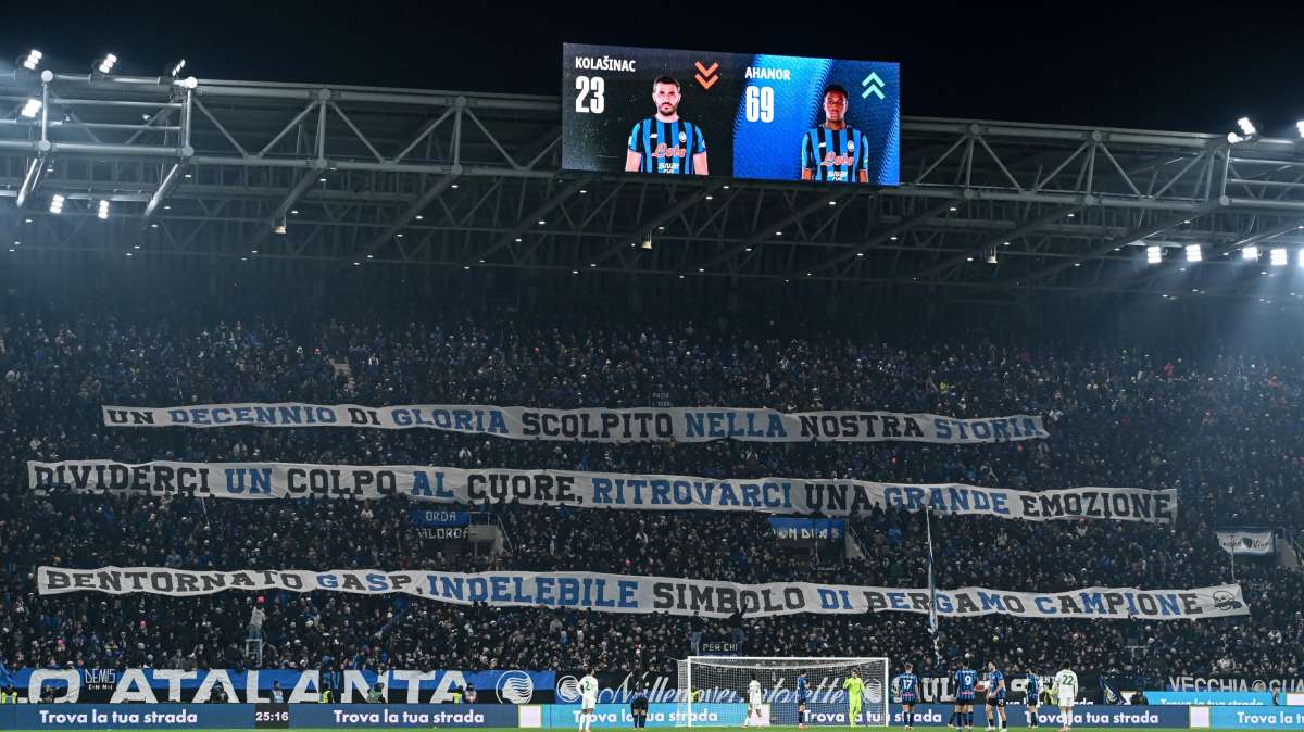 La Curva omaggia Gasperini con uno striscione. E compare anche una frecciatina