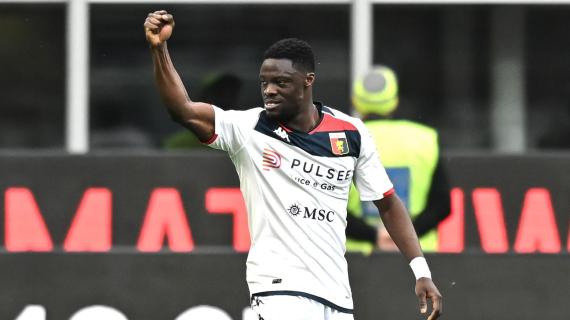Genoa, gol e sorrisi: Ekuban festeggia il rinnovo con un giorno da social media manager