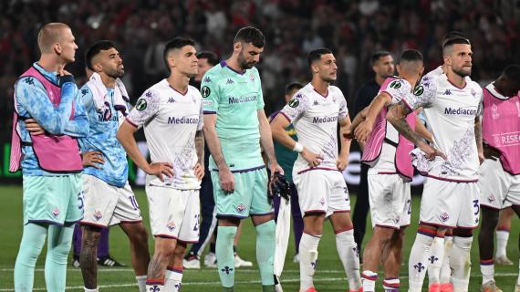 Delusione Fiorentina, terza finale persa in due anni. A fine gara giocatori sotto il settore