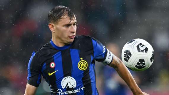Inter, l'arbitro Oliver espelle Barella ma il VAR lo corregge: solo giallo
