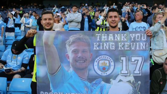 Il Manchester City celebra De Bruyne con mosaico e nome alla strada dell'Academy