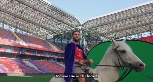 La surreale presentazione di Pjanic al CSKA. E' a cavallo all'interno dello stadio