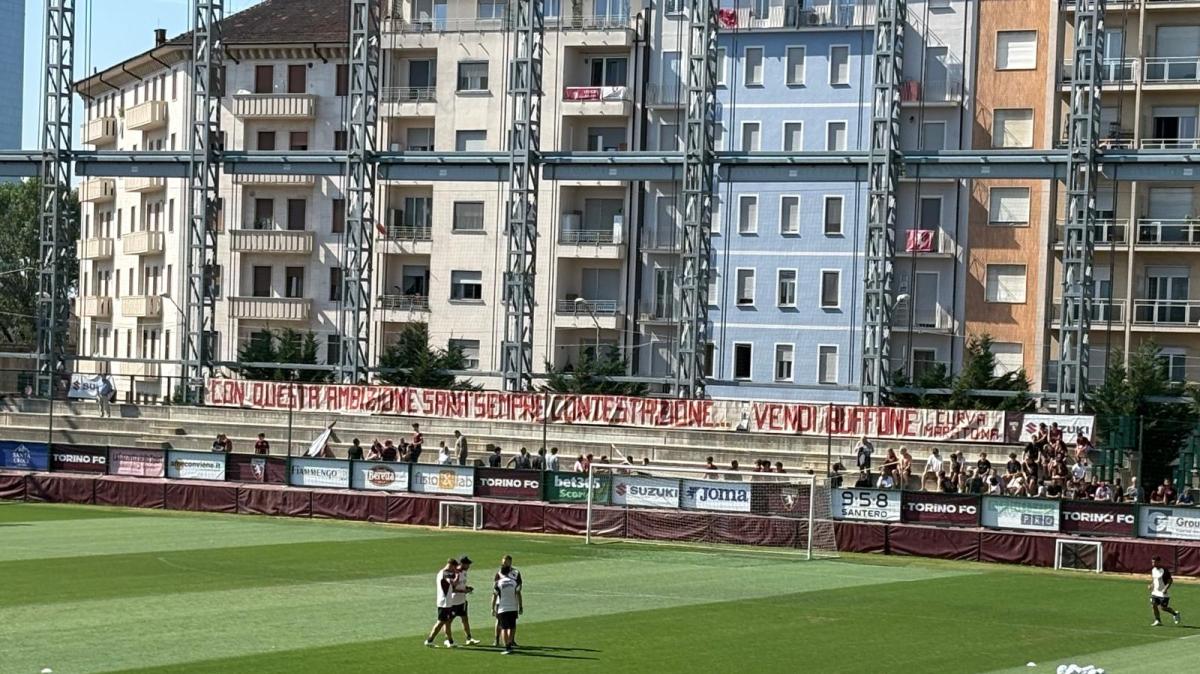 Torino, tifosi contro Cairo. Lo striscione: "Vendi, buffone. Con questa ambizione..."