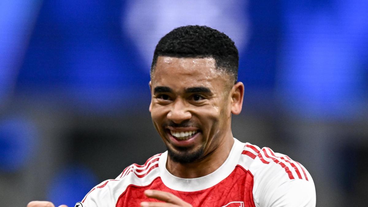 Gabriel Jesus ha detto sì, ma il Napoli è incatenato e il tempo stringe: la situazione