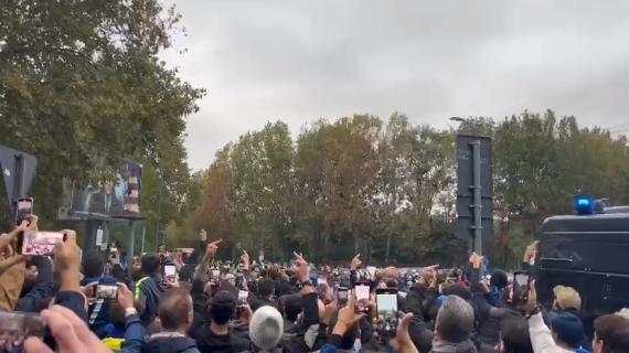 VIDEO - "Lukaku uomo di m..." e fischietti, l'accoglienza di San Siro al pullman della Roma