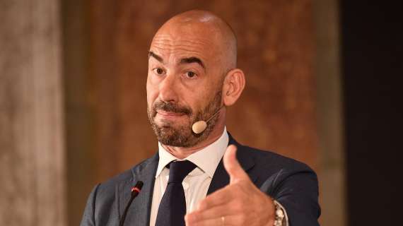La proposta del virologo Bassetti: "Aprire gli stadi al 15% per le ultime gare di Serie A"
